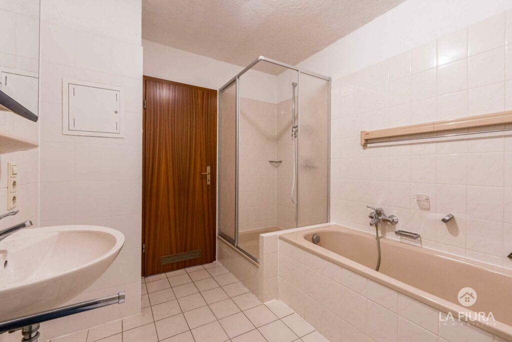 Bad mit Dusche u. Wanne