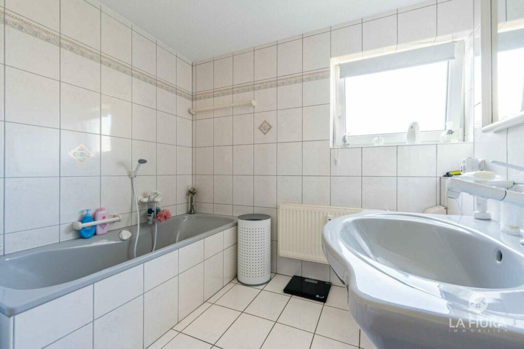 Bad 2 mit Wanne