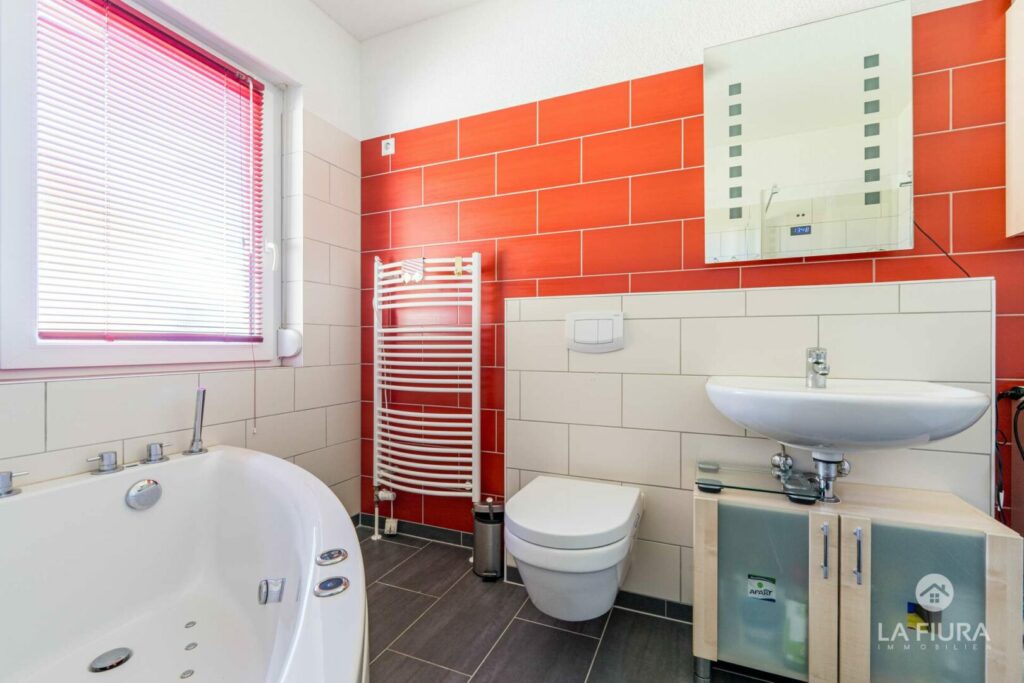 Bad mit Dusche & Wanne