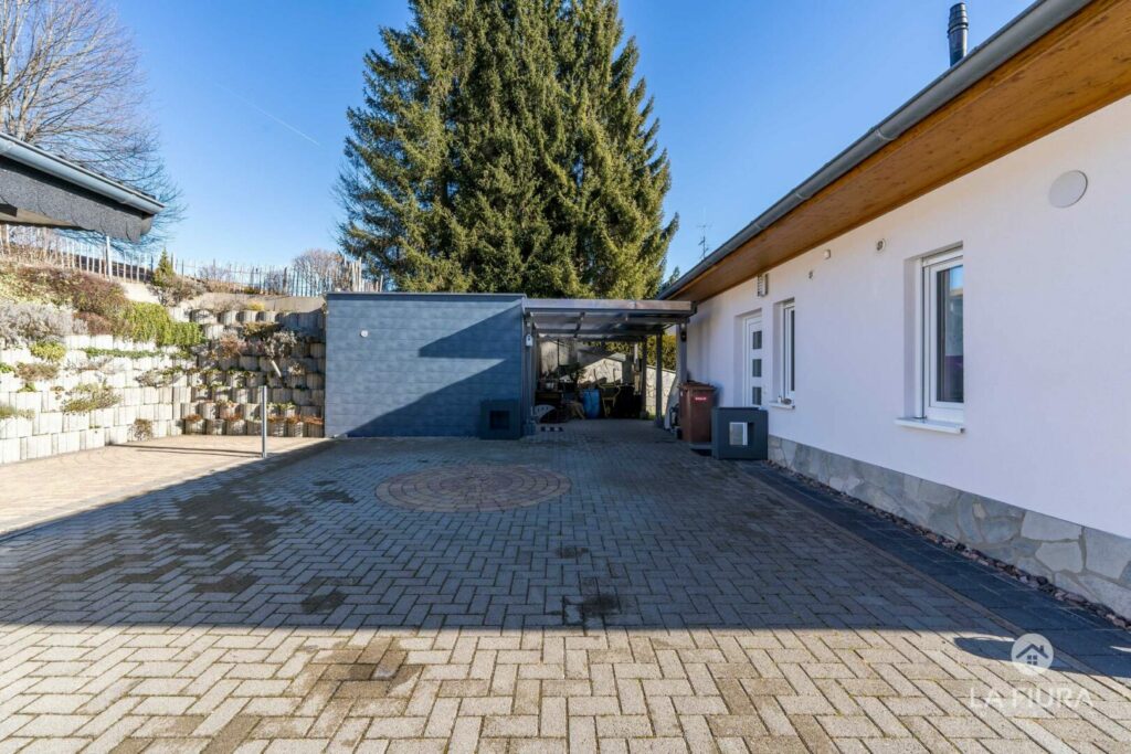 Hof mit Carport