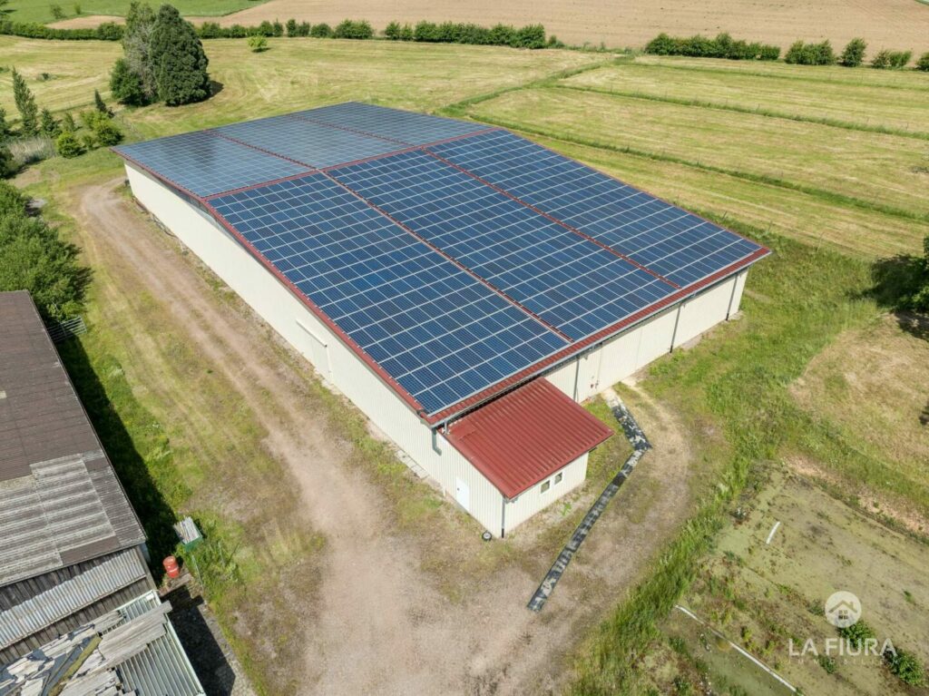 Halle mit Photovoltaik