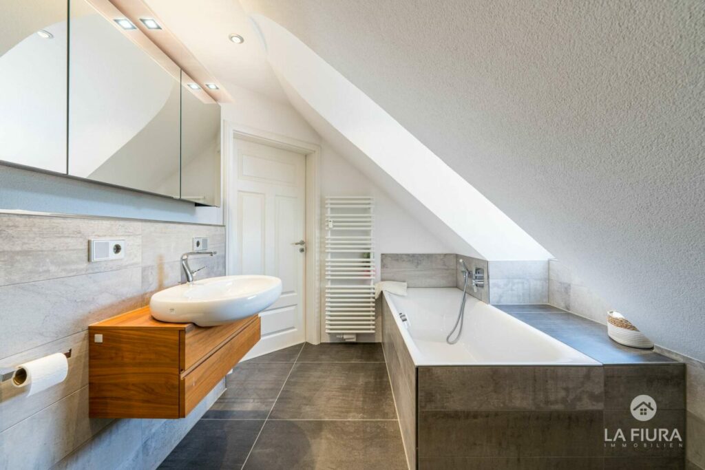 Master-Bad mit Wanne