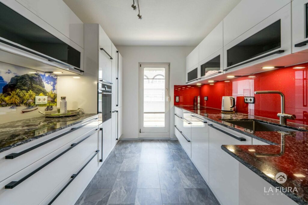 Küche mit Ostbalkon