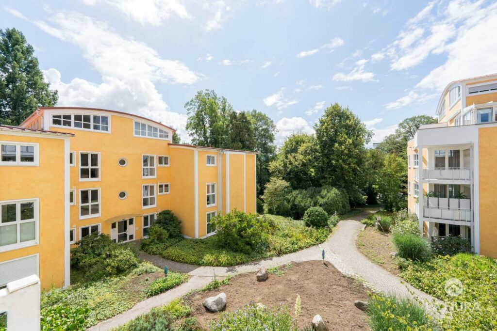 Parkanlage mit drei Häusern