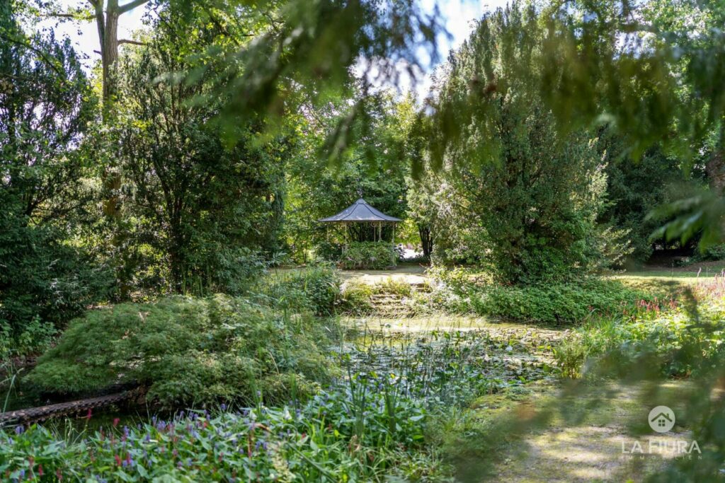 Parkanlage mit Pavillon