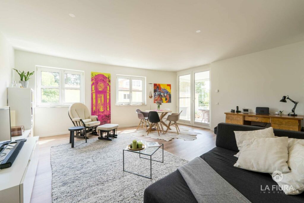 Wohn-, Esszimmer mit Balkon