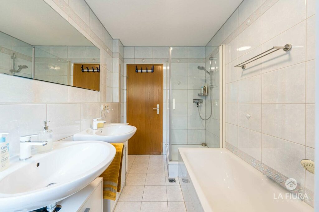 Bad mit Dusche und Wanne