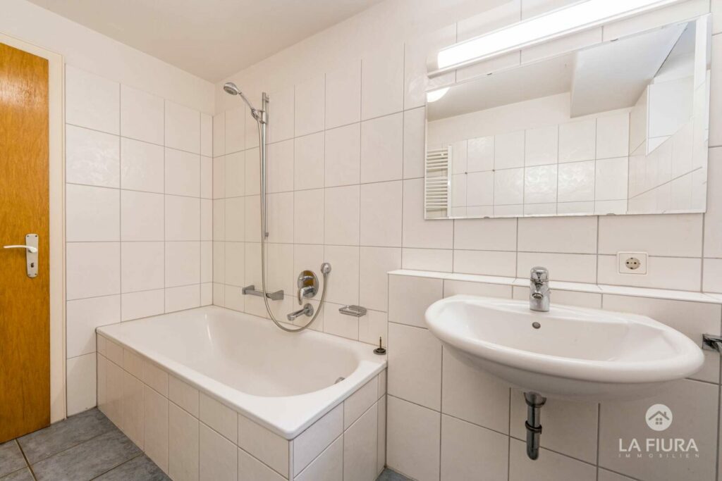 Bad mit Wanne UG