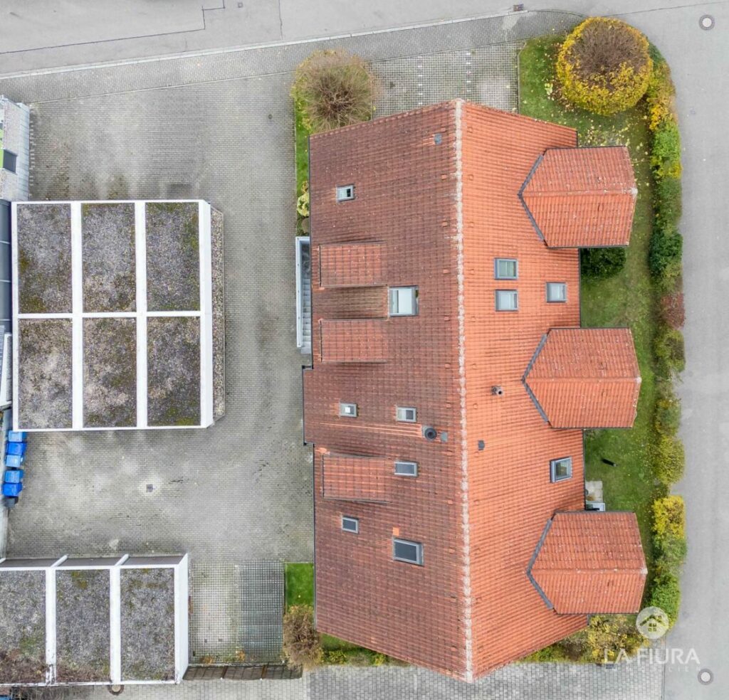 Luftbild MFH und Garagen