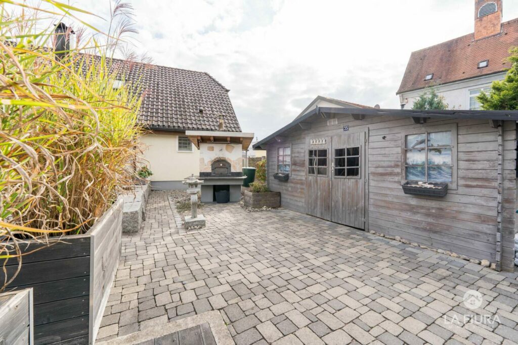 Garten mit Steinofen und Hütte