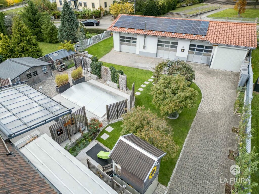 Garten mit Garagenanlage