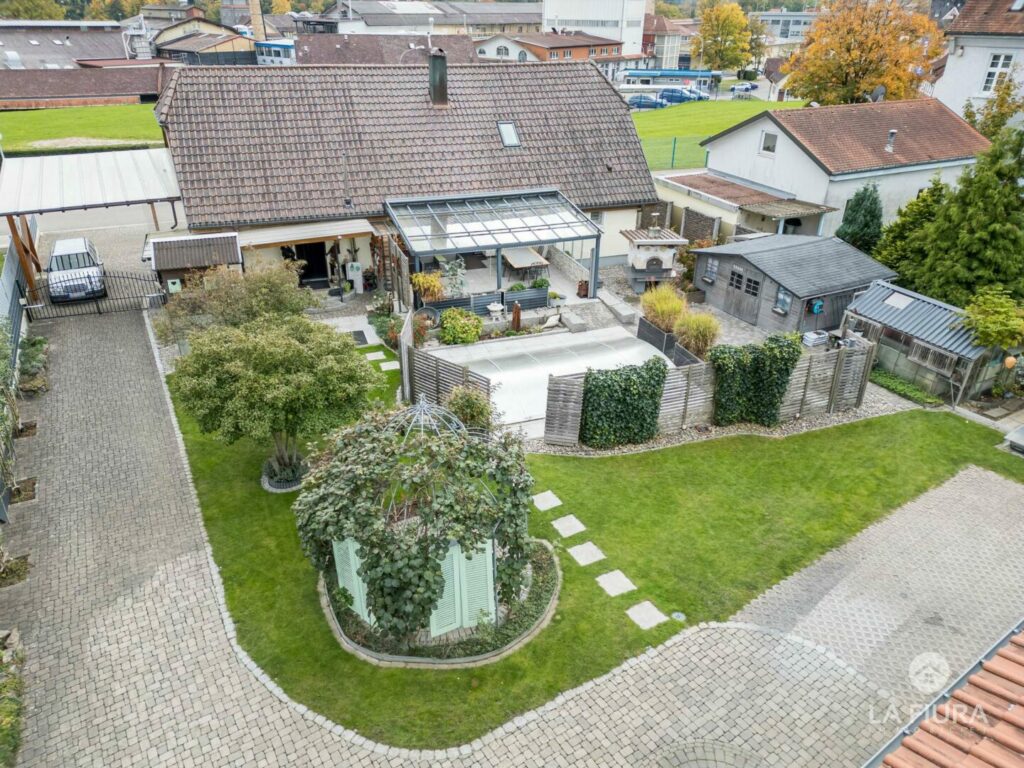 Garten mit Terrasse und Pool