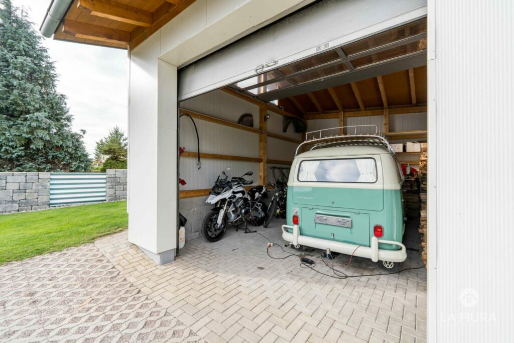 Garage mit elektr. Tor