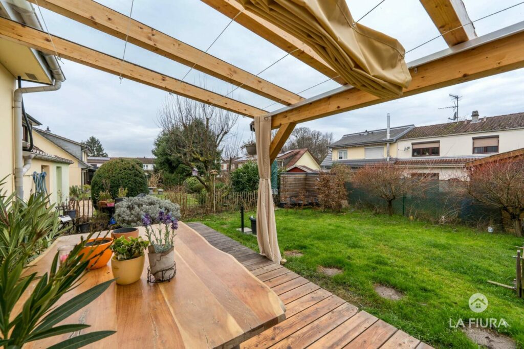 Terrasse mit Pergola