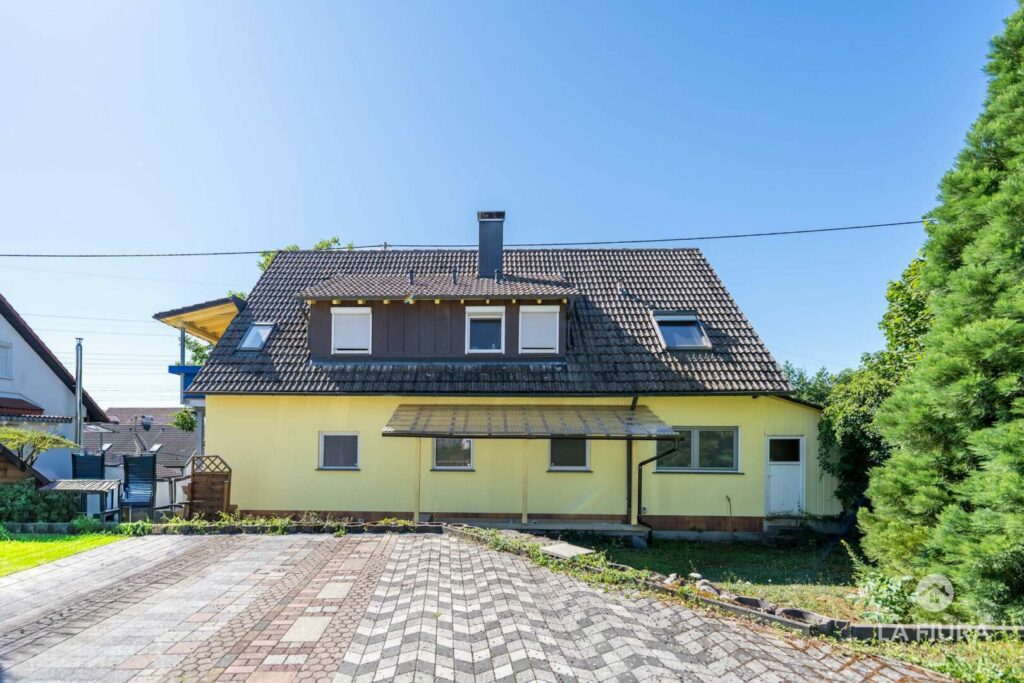 Nordseite mit Stellplätzen