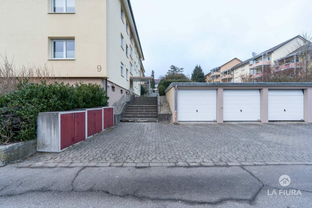 Garage mit elektr. Tor