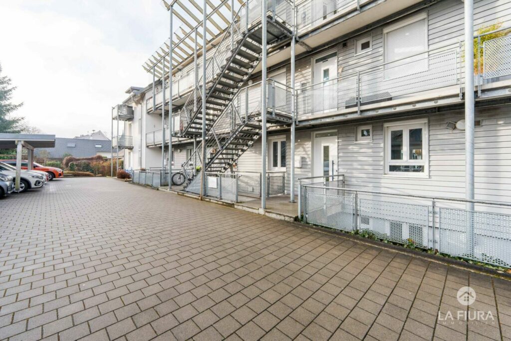 Hof, offenes Treppenhaus