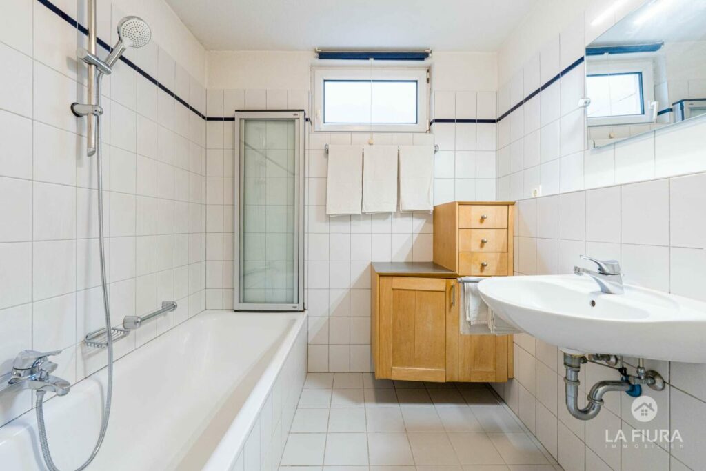 Badezimmer mit Fenster