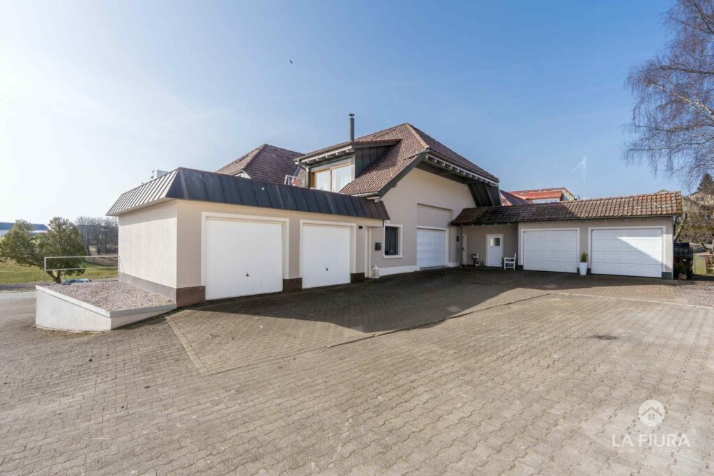 Ansicht Nord mit Garagen