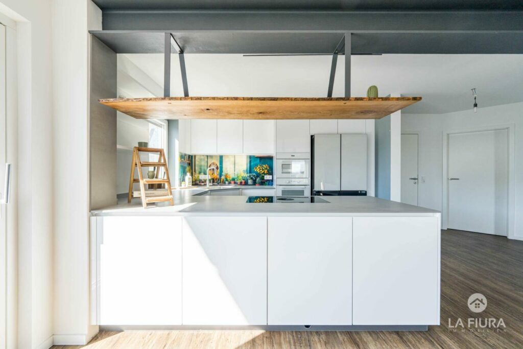 Küche mit Keramik-Arbeitsplatte