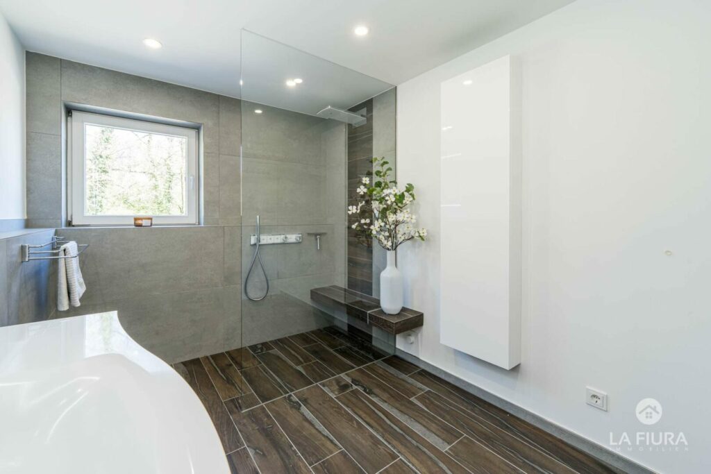 grozügige Walk-In-Dusche