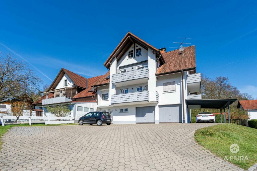 Südansicht mit Hof u. Garage