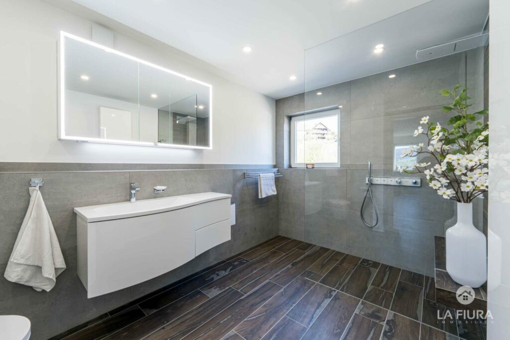 Bad mit begehbarer Dusche