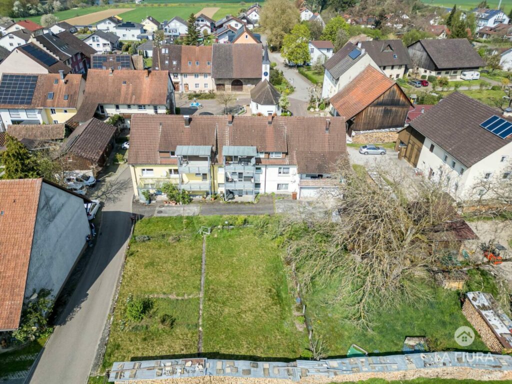 Grundstück und Mehrfamilienhaus