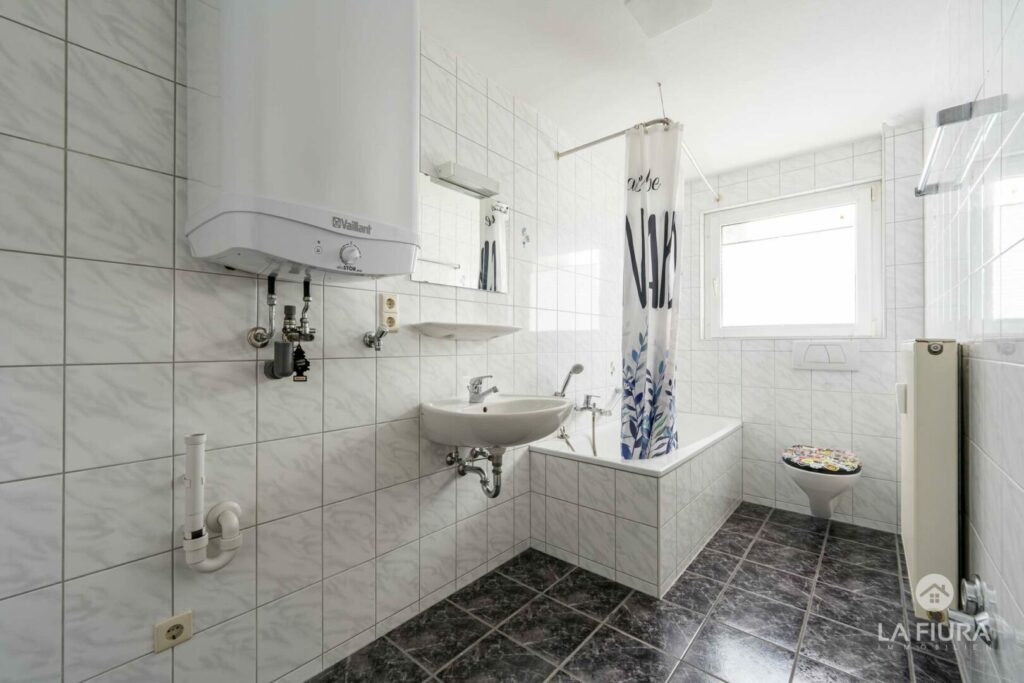 Bad mit Wanne