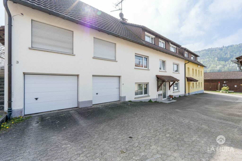 Mehrfamilienhaus mit Garagen