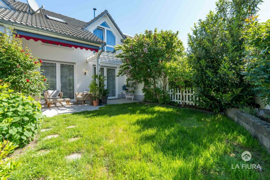 Garten mit Terrasse und Pergola