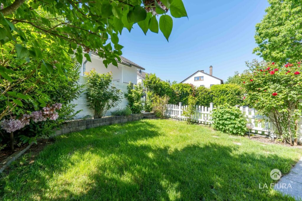Garten mit Rasen