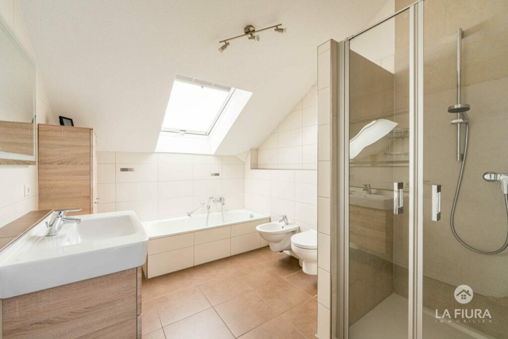 OG Bad mit Dusche u. Wanne