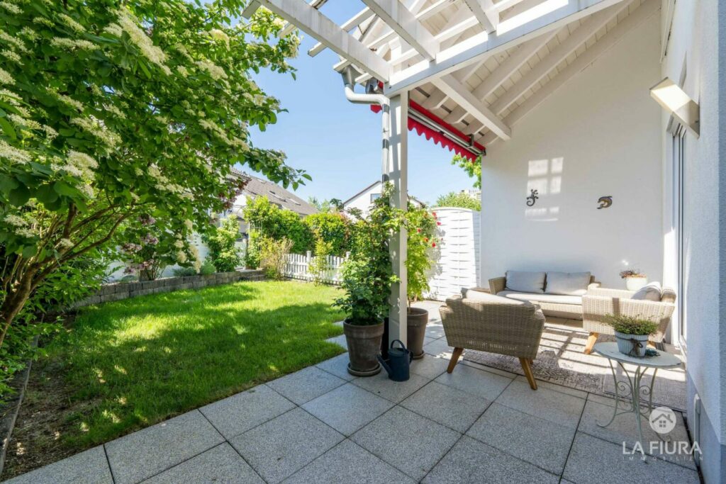 Terrasse mit Garten