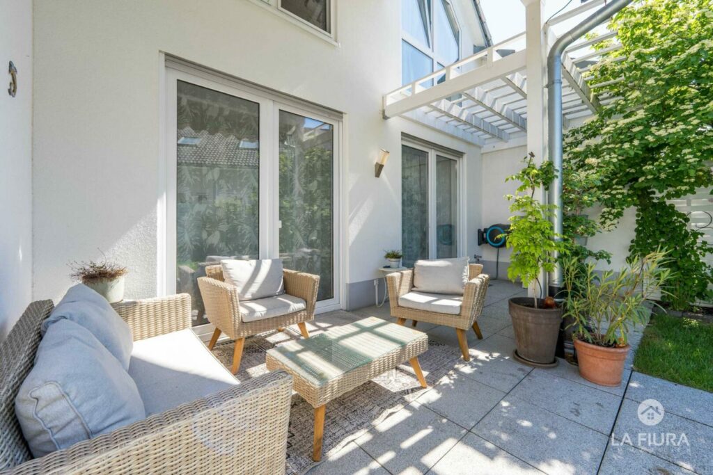 Terrasse mit Mobiliar