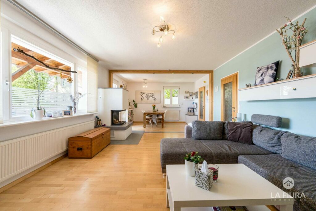 Wohnzimmer mit Kamin