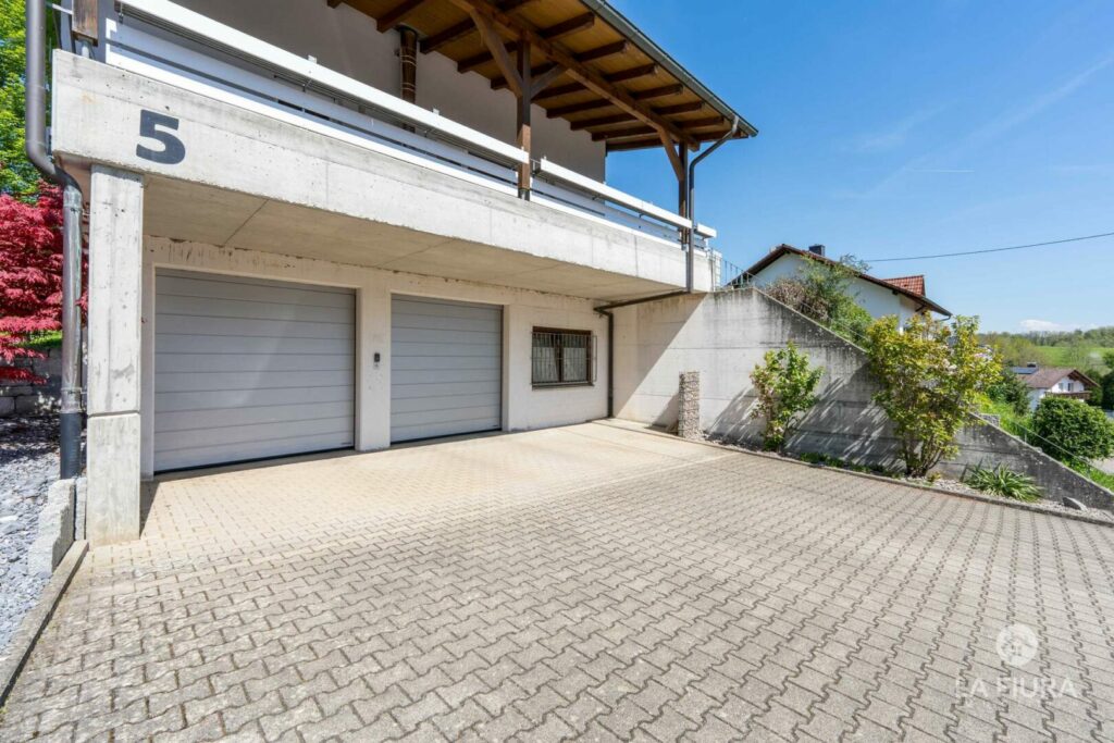 Hof mit Doppelgarage