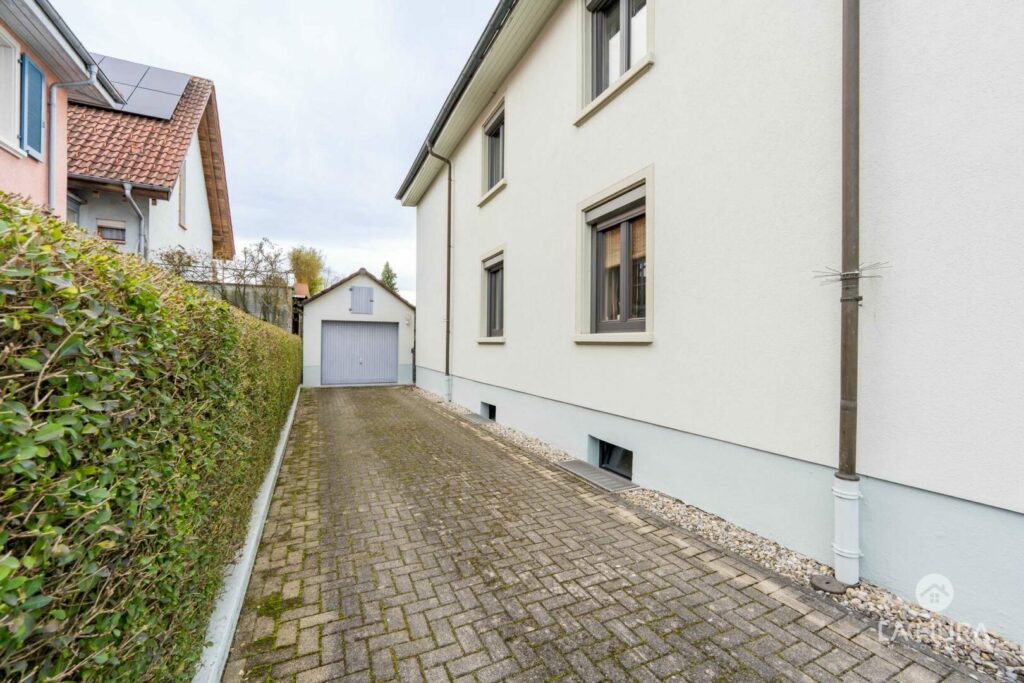 Hof mit Garage