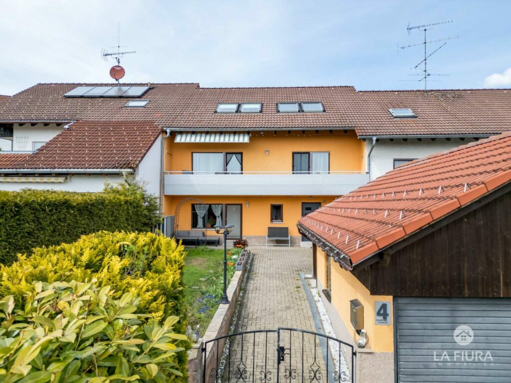Haus mit Garten und Garage