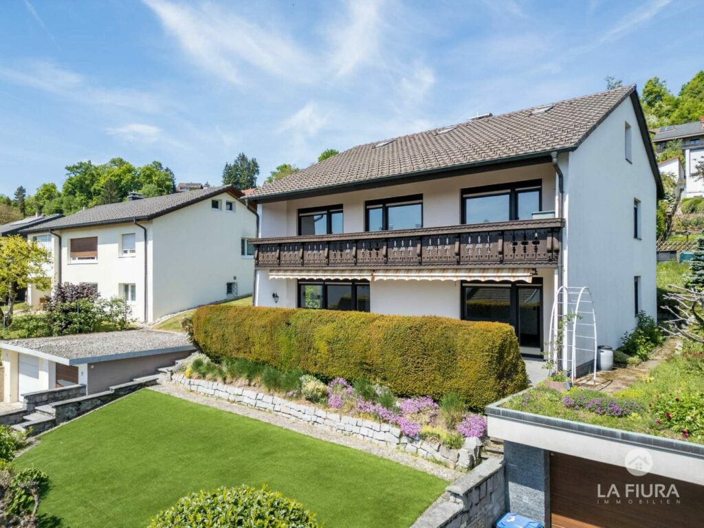 Südseite mit Terrasse u. Balkon