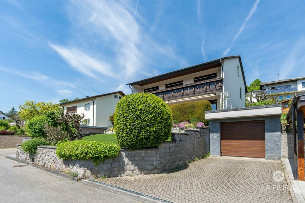Zweifamilienhaus mit Garage