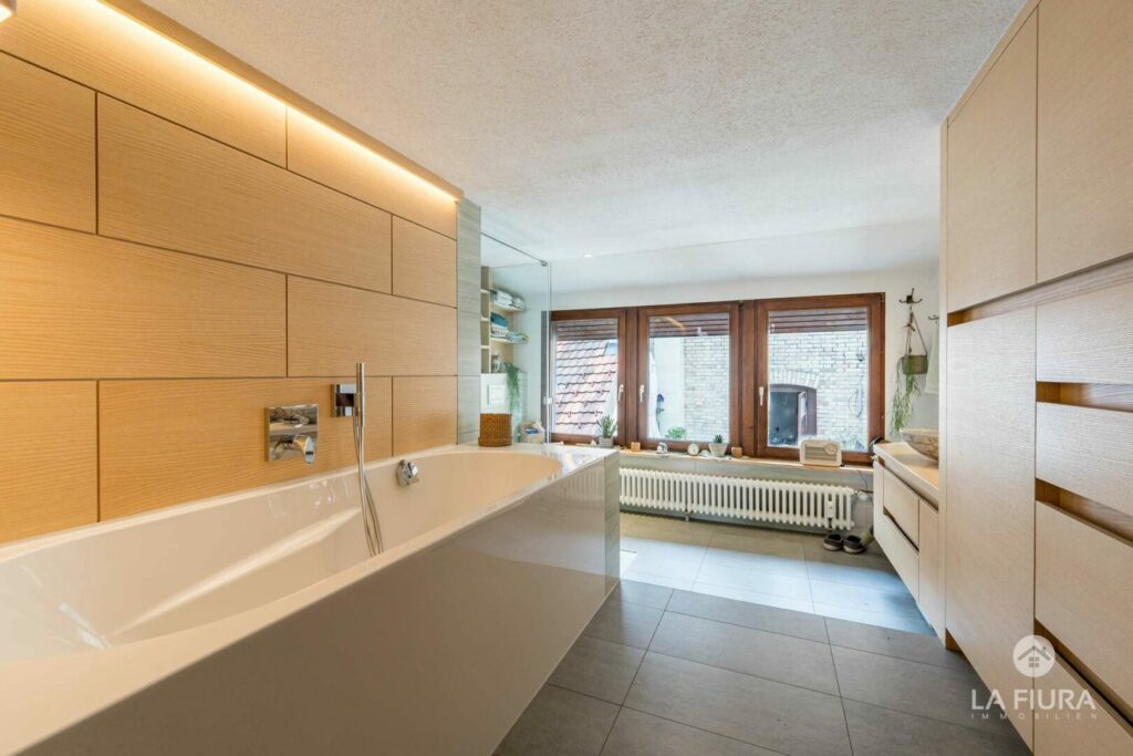 4. OG Bad mit Dusche u. Wanne