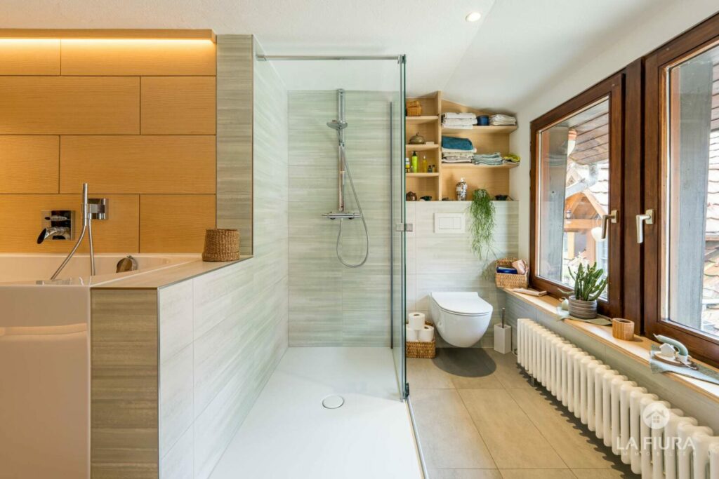 4. OG Bad mit Dusche u. Wanne