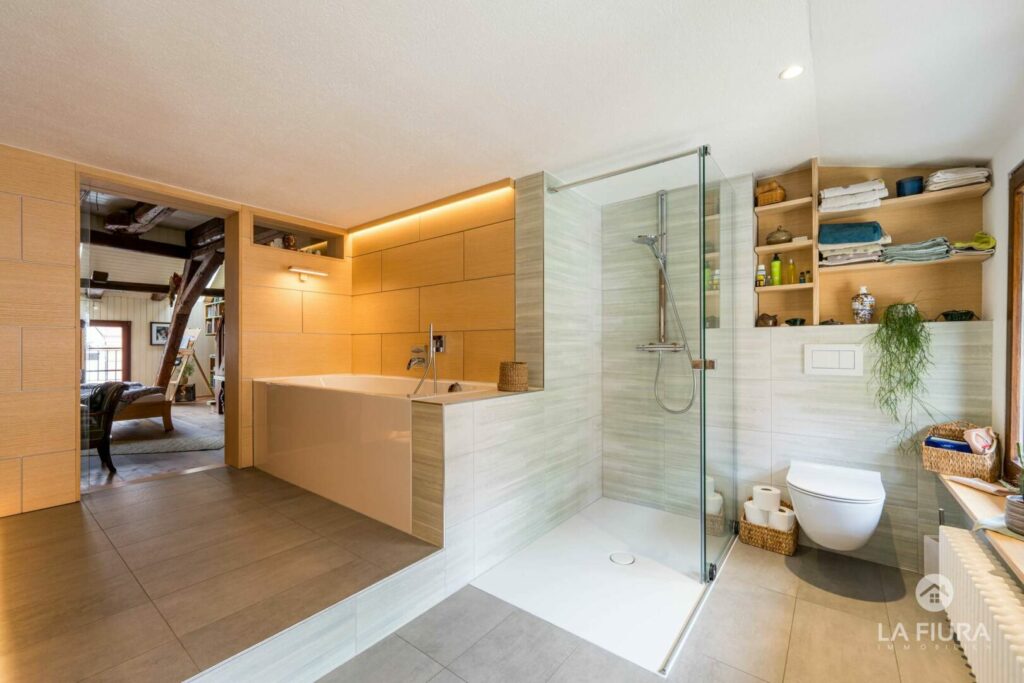 4. OG Bad mit Dusche u. Wanne