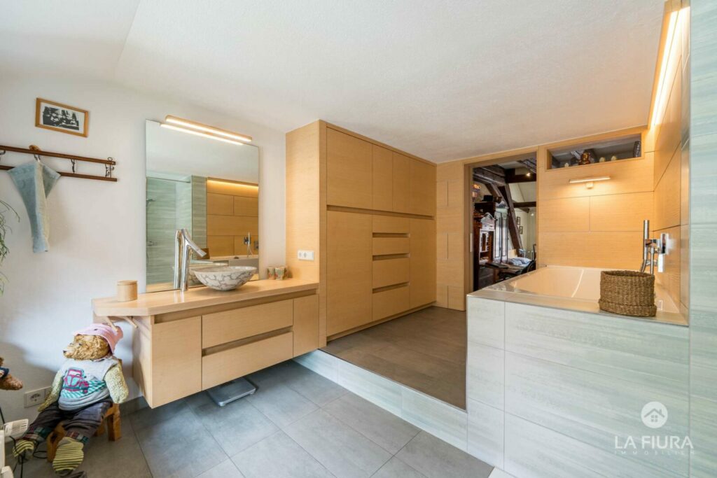 4. OG Bad mit Dusche u. Wanne