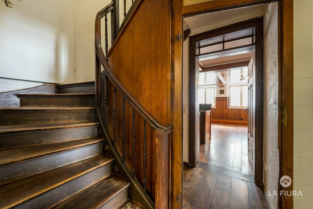Eingang in den Saal, Treppenaufgang Wohnung