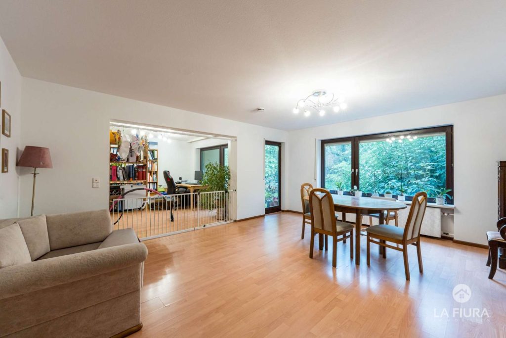 Wohnen, Essen mit Balkon
