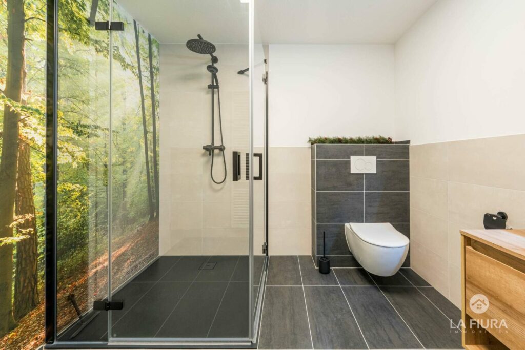 Bad mit Dusche und WC