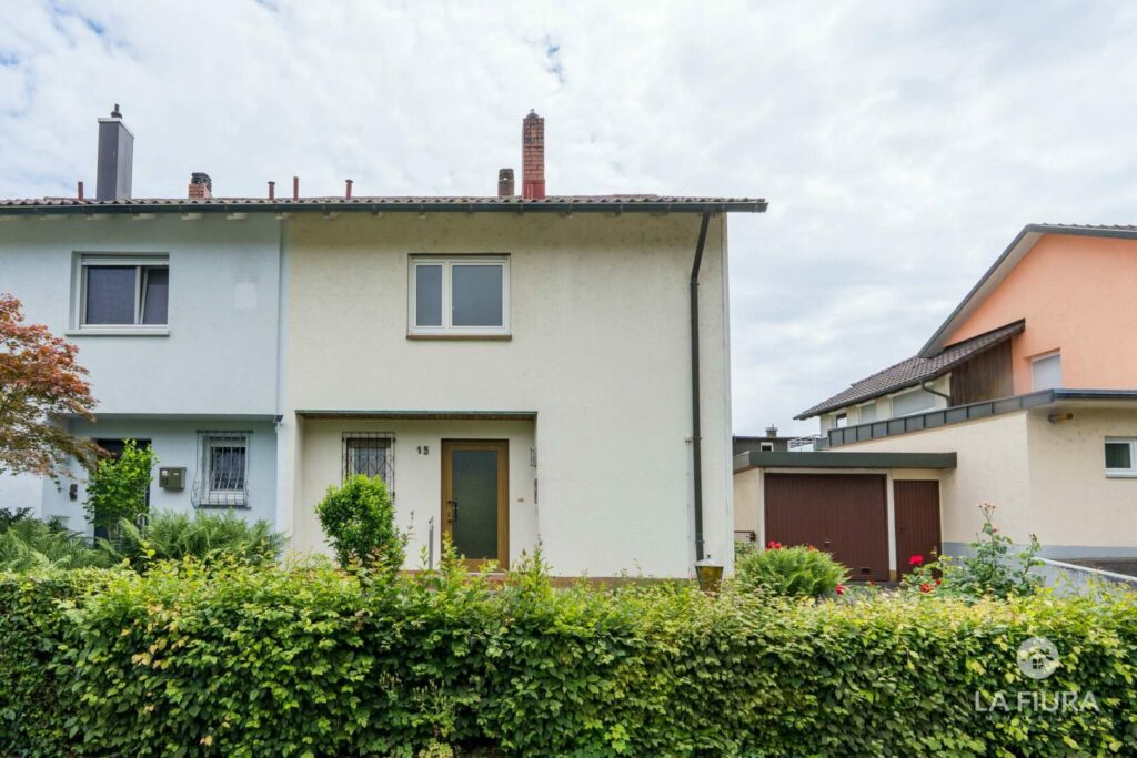 Doppelhaushälfte mit Garage