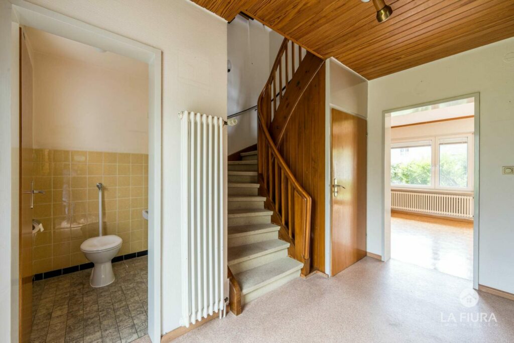 Diele mit Treppe & WC